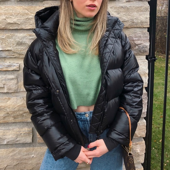 selling this turtleneck 💚 - Picture 2 of 3